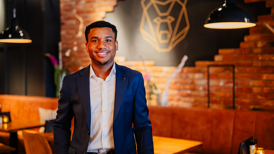 Juan Carlos Neervoort runt als jongste franchisenemer De Beren in Haarlem